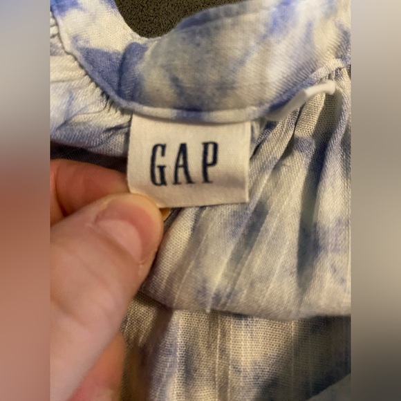 Gap | Blue & White Patterned Long Sleeved Blouse With V-Neck & Fitted Sleeves - Picture 8 of 10